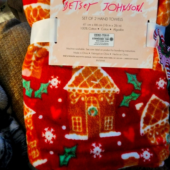 Nwt Betsey Johnson Gingerbread towels . - Picture 1 of 2